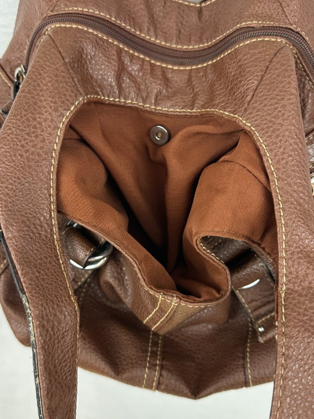 ST. JOHN'S BAY BROWN FAUX LEATHER HOBO SHOULDER BAG ZIPERED POCKETS - Picture 5 of 12